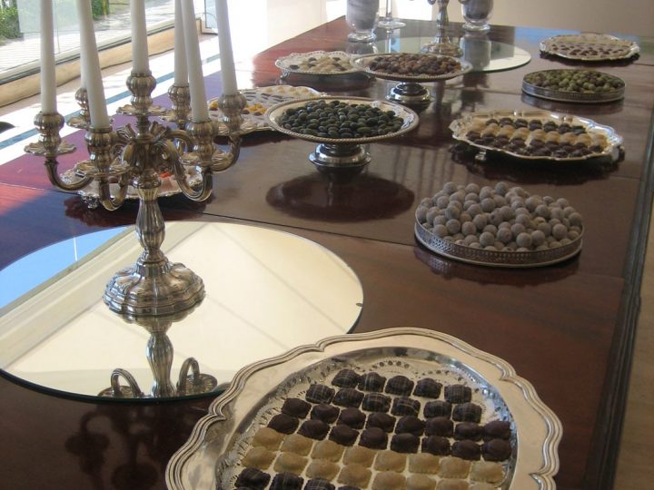 WEDDING CHOCOLATE TABLE